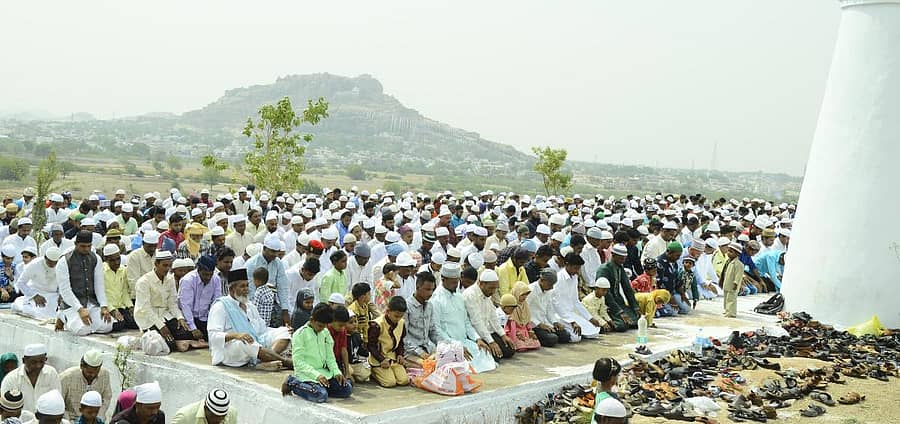 ಯಾದಗಿರಿ ಜಿಲ್ಲಾಧಿಕಾರಿ ಕಚೇರಿ ಹಿಂಭಾಗದ ಗುಡ್ಡದ ಈದ್ಗಾ ಮೈದಾನ ಬಳಿ ಸಾಮೂಹಿಕ ಪ್ರಾರ್ಥನೆ ಸಲ್ಲಿಸಲಾಯಿತು