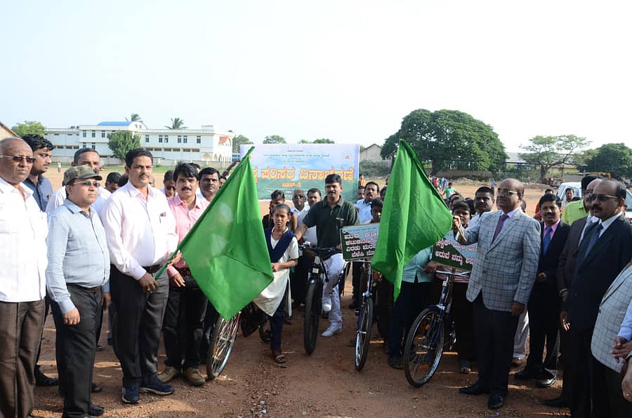 ಪರಿಸರ ದಿನಾಚರಣೆ ಅಂಗವಾಗಿ ಮಂಗಳವಾರ ಗದುಗಿನಲ್ಲಿ ಶಾಲಾ ವಿದ್ಯಾರ್ಥಿಗಳ ಸೈಕಲ್‌ ‌ರ್‍ಯಾಲಿಗೆ ಸಿಇಒ ಮಂಜನಾಥ ಚವ್ಹಾಣ, ಎಸ್ಪಿ ಶ್ರೀನಾಥ ಜೋಶಿ, ಜಿಲ್ಲಾ ನ್ಯಾಯಾಧೀಶ ಜಿ.ಎಸ್. ಸಂಗ್ರೇಶಿ  ಚಾಲನೆ ನೀಡಿದರು