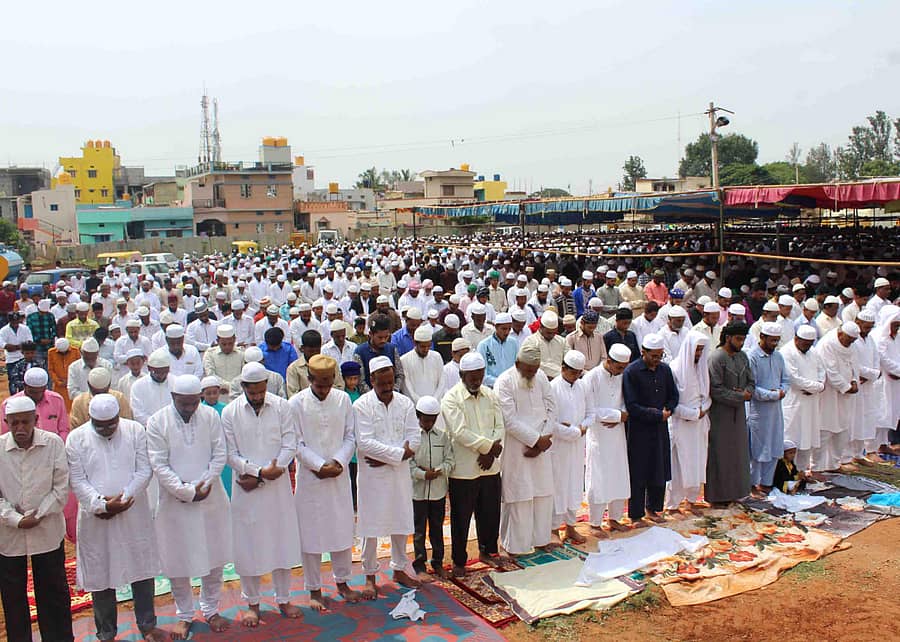 ಶಾಂತಿನಗರದ ಈದ್ಗಾ ಮೈದಾನದಲ್ಲಿ ನಡೆದ ಸಾಮೂಹಿಕ ಪ್ರಾರ್ಥನೆಯಲ್ಲಿ ಸಹಸ್ರಾರು ಜನ ಮುಸ್ಲಿಮರು ಭಾಗವಹಿಸಿದ್ದರು