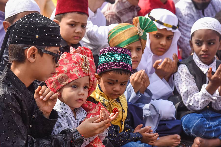 ಚಾಮರಾಜಪೇಟೆಯ ಈದ್ಗಾ ಮೈದಾನದಲ್ಲಿ ಚಿಣ್ಣರು ಪ್ರಾರ್ಥನೆಯಲ್ಲಿ ತೊಡಗಿದರು –ಪ್ರಜಾವಾಣಿ ಚಿತ್ರ