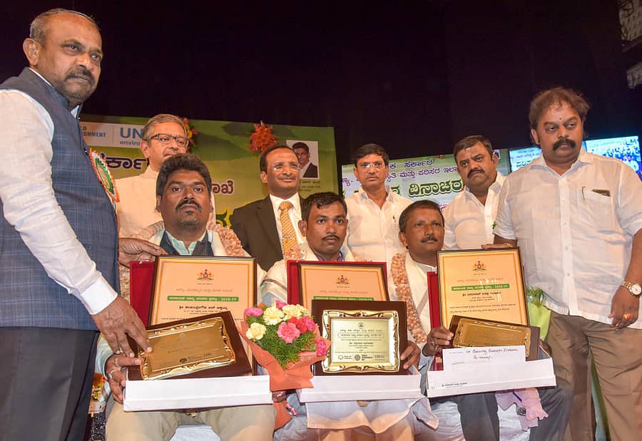 ಬೆಂಗಳೂರಿನಲ್ಲಿ ಬುಧವಾರ ವಿಧಾನ ಪರಿಷತ್‌ ಉಪಸಭಾಪತಿ ಎಸ್‌.ಎಲ್‌.ಧರ್ಮೇಗೌಡ ಅವರು ಕೆಂಪಸಿದ್ದೇಗೌಡ, ಡಾ.ತಿಪ್ಪಕಾಳಿ ರಂಗನಾಥ್‌ ಮತ್ತು ಬಸವರಾಜ್‌ ಬಸಪ್ಪ ಇಂದೂರ ಅವರಿಗೆ ರಾಜ್ಯ ಪರಿಸರ ಪ್ರಶಸ್ತಿ ಪ್ರದಾನ ಮಾಡಿದರು. ಅರಣ್ಯ ಇಲಾಖೆಯ ಹೆಚ್ಚುವರಿ ಮುಖ್ಯ ಕಾರ್ಯದರ್ಶಿ ಸಂದೀಪ್‌ ದವೆ, ವಿಧಾನ ಪರಿಷತ್‌ ಸದಸ್ಯ ಟಿ.ಎ.ಶರವಣ ಇದ್ದರು – ಪ್ರಜಾವಾಣಿ ಚಿತ್ರ