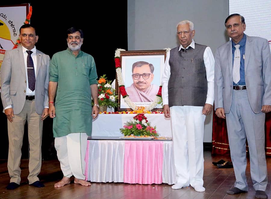 ಬೆಳಗಾವಿಯ ರಾಣಿ ಚನ್ನಮ್ಮ ವಿಶ್ವವಿದ್ಯಾಲಯದಲ್ಲಿ ಸ್ಥಾಪಿಸಿರುವ ಪಂಡಿತ್ ದೀನದಯಾಳ್ ಉಪಾದ್ಯಾಯ ಅಧ್ಯಯನ ಪೀಠದ ಉದ್ಘಾಟನೆ ವೇಳೆ ರಾಜ್ಯಪಾಲ ವಜೂಭಾಯಿ ಆರ್. ವಾಲಾ ಅವರೊಂದಿಗೆ ಕುಲಸಚಿವ ಪ್ರೊ.ಸಿದ್ದು ಆಲಗೂರ, ನವದೆಹಲಿಯ ದೀನದಯಾಳ ಶೋಧ ಸಂಸ್ಥಾನದ ಪ್ರಧಾನ ಕಾರ್ಯದರ್ಶಿ ಅತುಲ್ ಜೈನ್ ಹಾಗೂ ಕುಲಪತಿ ಪ್ರೊ.ಶಿವಾನಂದ ಹೊಸಮನಿ ಇದ್ದಾರೆ
