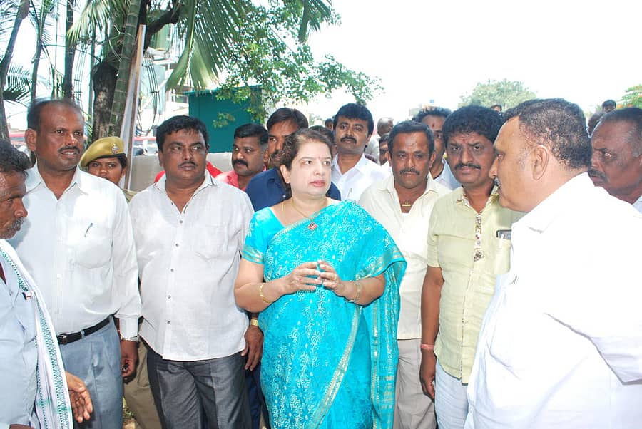 ಶಾಸಕರ ಭವನಕ್ಕೆ ಬಂದ ಅನಿತಾ ಕುಮಾರಸ್ವಾಮಿ ಅವರನ್ನು ಜೆಡಿಎಸ್ ಮುಖಂಡರು ಸ್ವಾಗತಿಸಿದರು