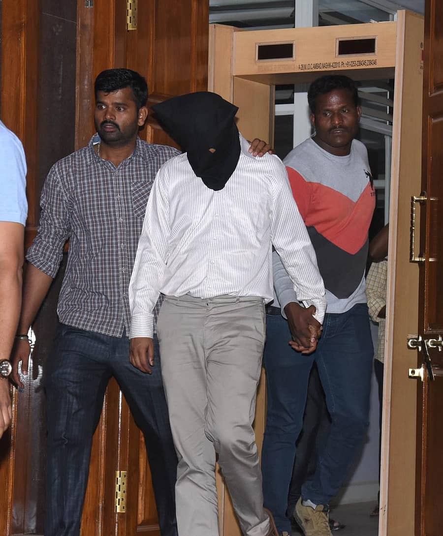 ಧಾರವಾಡದ ಜಿಲ್ಲಾ ನ್ಯಾಯಾಲಯದಿಂದ ಆರೋಪಿಗಳನ್ನು ಹೊರಗೆ ಕರೆತರುತ್ತಿರುವ ಎಸ್ಐಟಿ ಸಿಬ್ಬಂದಿ