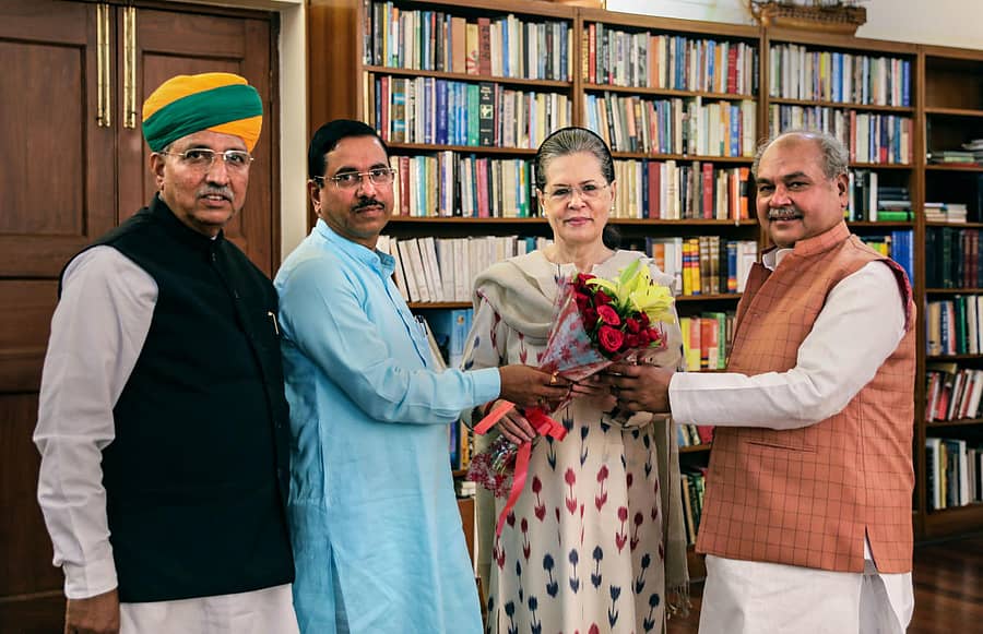 ಸಚಿವ ಪ್ರಹ್ಲಾದ ಜೋಶಿ ಶುಕ್ರವಾರ ಕಾಂಗ್ರೆಸ್‌ ಸಂಸದೀಯ ಪಕ್ಷದ ಅಧ್ಯಕ್ಷೆ ಸೋನಿಯಾಗಾಂಧಿ ಅವರನ್ನು ಭೇಟಿಯಾಗಿ ಅಧಿವೇಶನಕ್ಕೆ ಸಹಕಾರ ಕೋರಿದರು. ಸಚಿವರಾದ ಅರ್ಜುನ್‌ ರಾಮ್‌ ಮೇಘವಾಲ್‌, ನರೇಂದ್ರ ಸಿಂಗ್‌ ತೊಮರ್‌ ಇದ್ದರು