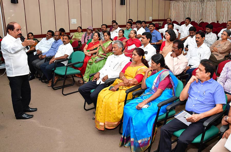 ಸಭೆಯಲ್ಲಿ ಪಾಲಿಕೆ ಸದಸ್ಯ ಬಿ.ಎಸ್. ಸತ್ಯನಾರಾಯಣ ಮಾತನಾಡಿದರು. ಮೇಯರ್ ಗಂಗಾಂಬಿಕೆ, ಬಿಬಿಎಂಪಿ ಸದಸ್ಯರು ಹಾಗೂ ಅಧಿಕಾರಿಗಳು ಇದ್ದರು –ಪ್ರಜಾವಾಣಿ ಚಿತ್ರ