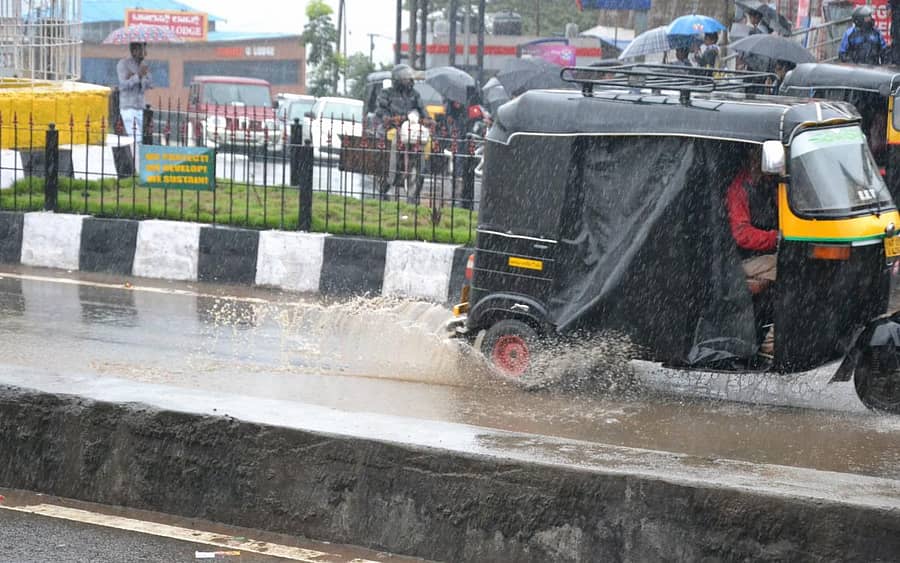 ಮಡಿಕೇರಿಯಲ್ಲಿ ಬುಧವಾರ ಸುರಿದ ಮಳೆಗೆ ರಸ್ತೆಯಲ್ಲಿ ನಿಂತಿದ್ದ ನೀರನ್ನು ಚಿಮ್ಮಿಸುತ್ತಾ ಆಟೊ ಸಾಗಿದ್ದು ಹೀಗೆ