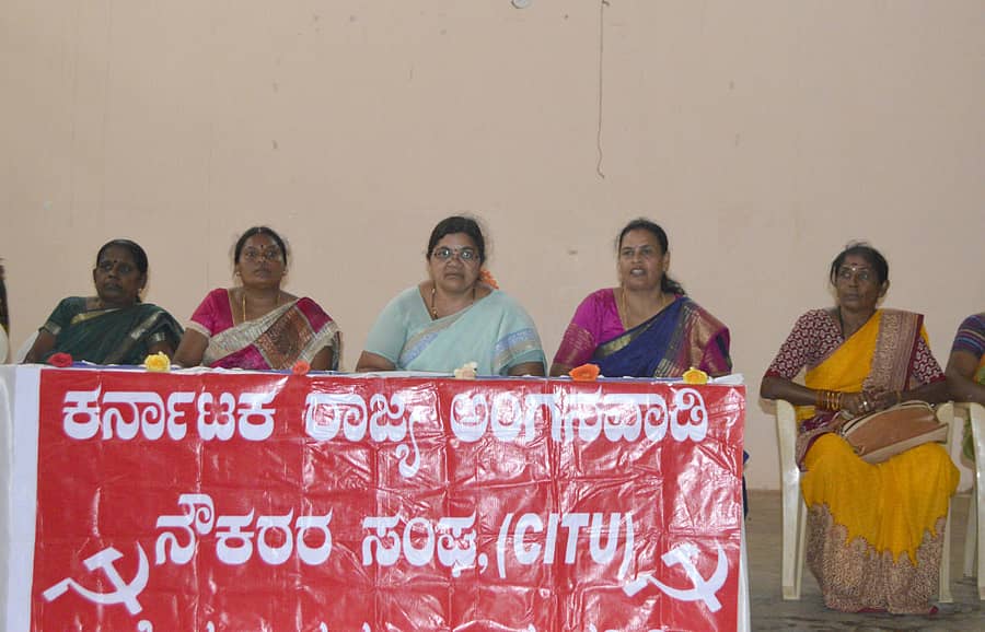 ಅಂಗನವಾಡಿ ನೌಕರರ ಸಂಘದ ರಾಜ್ಯ ಘಟಕದ ಅಧ್ಯಕ್ಷೆ ಎಸ್. ವರಲಕ್ಷ್ಮೀ ಮಾತನಾಡಿದರು