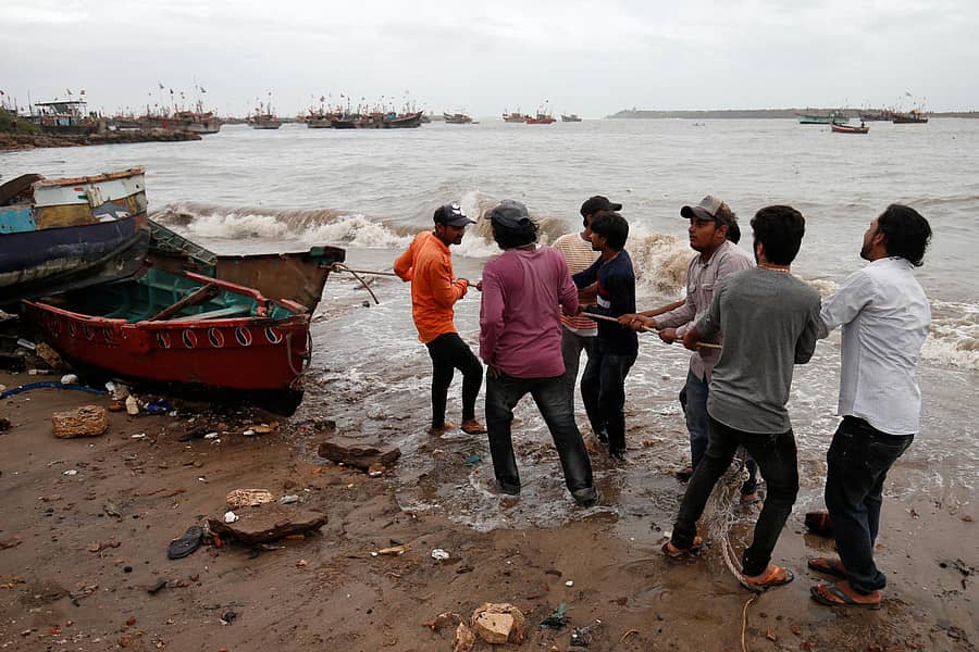 ಗುಜರಾತ್ನ ಮೀನುಗಾರರು ದೋಣಿಗಳನ್ನು ಬುಧವಾರ ಸುರಕ್ಷಿತ ಸ್ಥಳಕ್ಕೆ ಎಳೆದೊಯ್ದರು