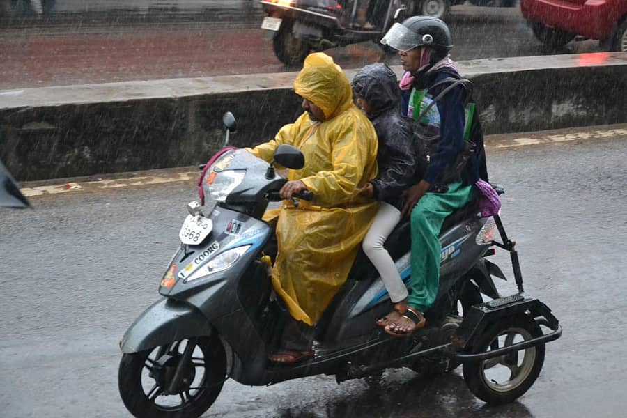 ಮಡಿಕೇರಿಯಲ್ಲಿ ಸುರಿಯುವ ಮಳೆಯಲ್ಲಿ ಬೈಕ್‌ ಸಾಗಿದ ದೃಶ್ಯ