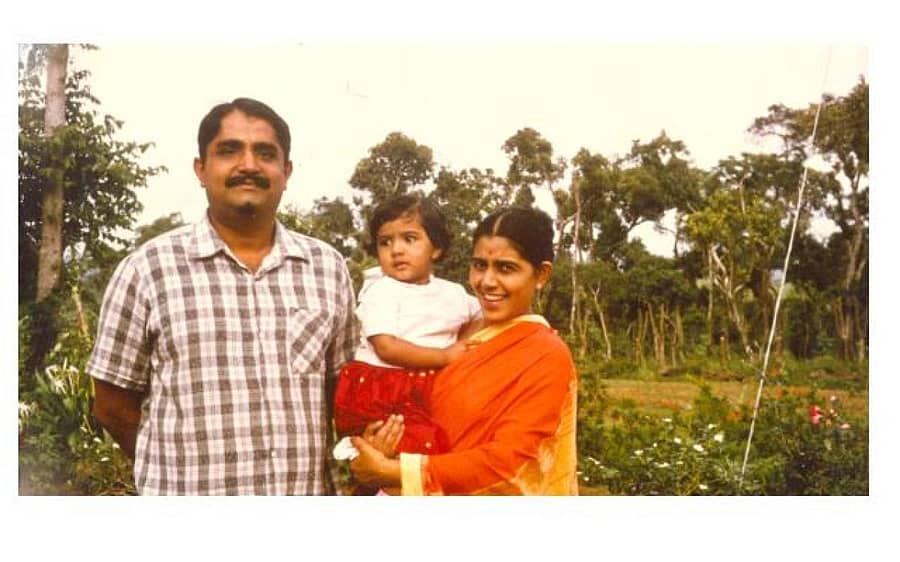 ತಂದೆ–ತಾಯಿ ಅವರೊಂದಿಗೆ ಸುಸ್ಮಿತ