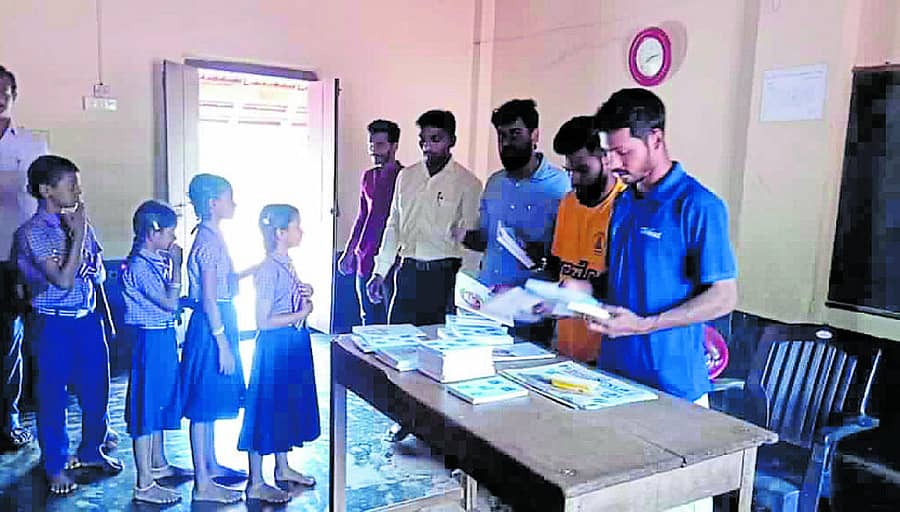 ಗೂನಡ್ಕದ ಶ್ರೀ ಶಾರದಾ ಅನುದಾನಿತ ಹಿರಿಯ ಪ್ರಾಥಮಿಕ ಶಾಲೆಯಲ್ಲಿ ಬಡ ವಿದ್ಯಾರ್ಥಿಗಳಿಗೆ ಯುವ ಬ್ರಿಗೇಡ್ ವತಿಯಿಂದ ಉಚಿತ ಪುಸ್ತಕಗಳನ್ನು ಹಂಚಲಾಯಿತು