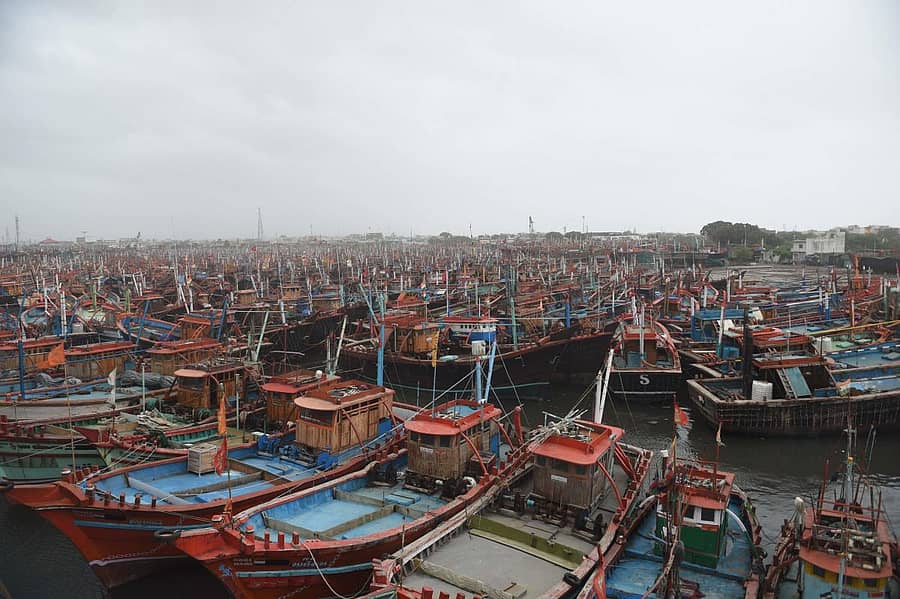 ವಾಯು ಚಂಡಮಾರುತದ ಮುನ್ನೆಚ್ಚರಿಕೆ ನೀಡಿದ್ದರಿಂದ ಗುಜರಾತ್ನ ಕಡಲ ತೀರದಲ್ಲಿ ಲಂಗರು ಹಾಕಿದ್ದ ಮೀನುಗಾರರ ದೋಣಿಗಳು. ಚಿತ್ರ: ಎಎಫ್ಪಿ