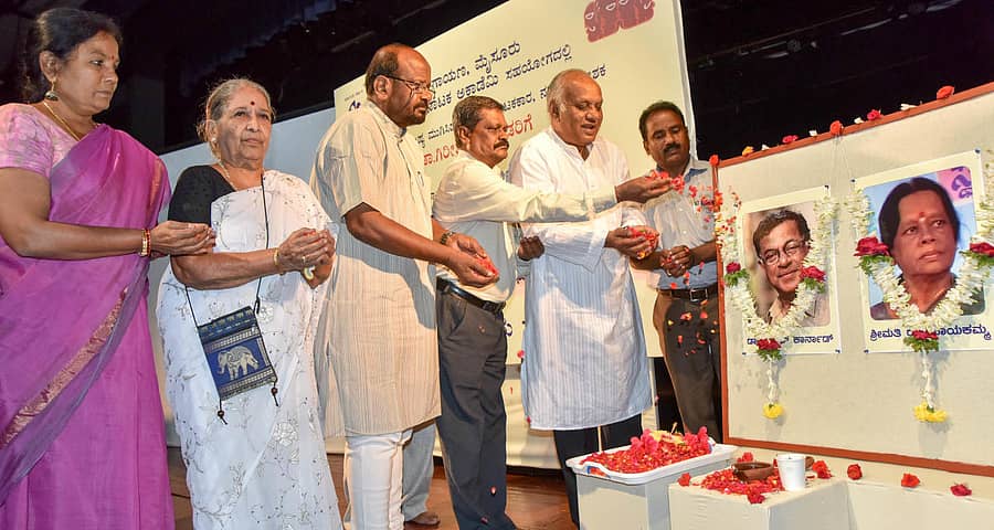 ಮೈಸೂರಿನ ರಂಗಾಯಣದಲ್ಲಿ ಶುಕ್ರವಾರ ಹಮ್ಮಿಕೊಂಡಿದ್ದ ಗಿರೀಶ ಕಾರ್ನಾಡ ಹಾಗೂ ರಂಗನಾಯಕಮ್ಮ ಅವರಿಗೆ ರಂಗನಮನ ಕಾರ್ಯಕ್ರಮದಲ್ಲಿ ಕರ್ನಾಟಕ ನಾಟಕ ಅಕಾಡೆಮಿ ಅಧ್ಯಕ್ಷ ಜೆ.ಲೋಕೇಶ್‌, ರಂಗಕರ್ಮಿಗಳಾದ ಶ್ರೀನಿವಾಸ ಕಪ್ಪಣ್ಣ, ಎಚ್‌.ಜನಾರ್ದನ, ಇಂದಿರಮ್ಮ, ರಂಗಾಯಣ ನಿರ್ದೇಶಕಿ ಭಾಗೀರಥಿ ಬಾಯಿ ಕದಂ ಪುಷ್ಪ ನಮನ ಸಲ್ಲಿಸಿದರು