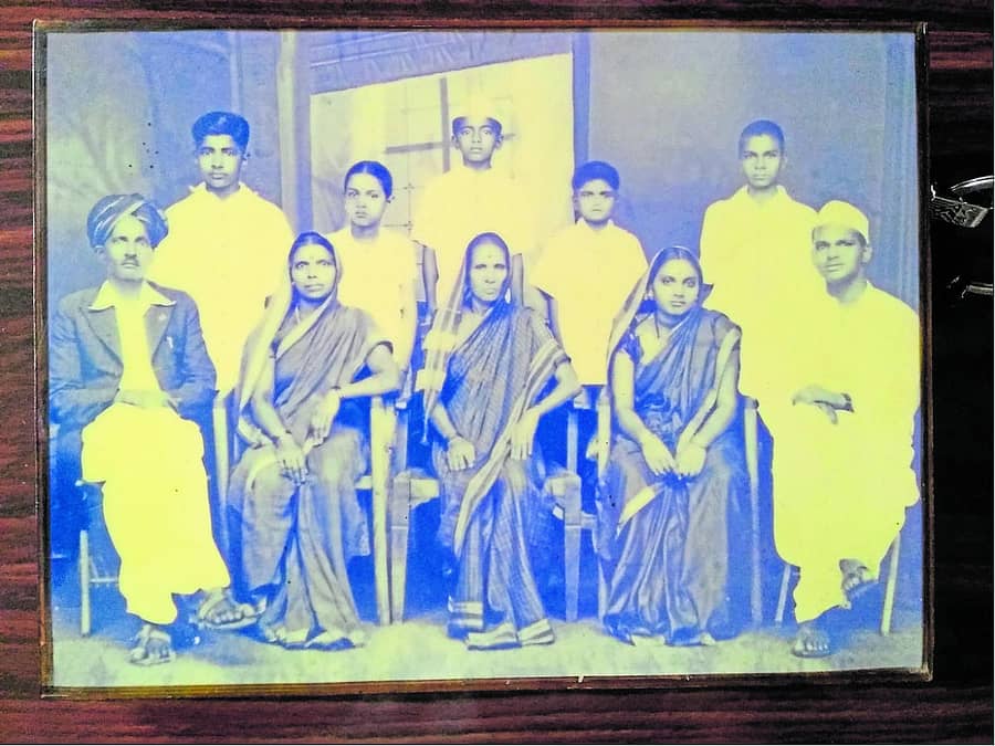 ಕುಟುಂಬ ಸದಸ್ಯರೊಂದಿಗೆ ಪಾಟೀಲ ಪುಟ್ಟಪ್ಪ. ಎಡಬದಿಯ ಕೊನೆಯಲ್ಲಿ ಅವರ ತಂದೆ ಸಿದ್ಧಲಿಂಗಪ್ಪ, ತಾಯಿ ಮಲ್ಲಮ್ಮ. ಬಲಬದಿಯ ಕೊನೆಯಲ್ಲಿ ಕುಳಿತವರು ಪಾಟೀಲ ಪುಟ್ಟಪ್ಪ ಮತ್ತು ಅವರ ಪತ್ನಿ ಇಂದೂಮತಿ.