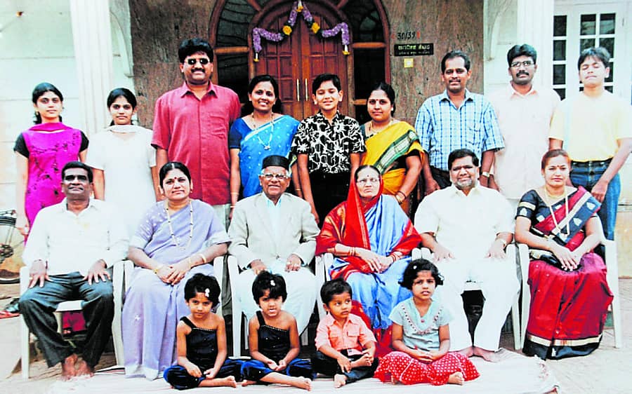 ಪುತ್ರ ಜಗದೀಶ ಶೆಟ್ಟರ್ ಹಾಗೂ ಕುಟುಂಬ ಸದಸ್ಯರೊಂದಿಗೆ ಶಿವಪ್ಪ ಶೆಟ್ಟರ್ (ಎಡದಿಂದ ಮೂರನೆಯವರು).