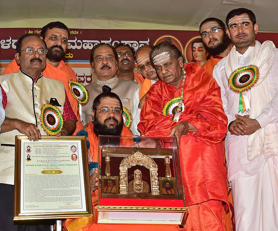 ಸೊಲ್ಲಾಪುರದ ಮಲ್ಲಿಕಾರ್ಜುನ ಶಿವಾಚಾರ್ಯ ಸ್ವಾಮೀಜಿ ಅವರಿಗೆ ‘ಅಲ್ಲಮಶ್ರೀ’ ಪ್ರಶಸ್ತಿ ಪ್ರದಾನ ಮಾಡಲಾಯಿತು. (ಎಡದಿಂದ) ನಿವೃತ್ತ ಐ.ಎ.ಎಸ್ ಅಧಿಕಾರಿ ಸಿ.ಸೋಮಶೇಖರ್, ಬೊಮ್ಮಲಿಂಗೇಶ್ವರ ಬೃಹನ್ಮಠದ ಶ್ರೀಕಂಠ ಶಿವಾಚಾರ್ಯ ಸ್ವಾಮೀಜಿ, ಅಖಿಲ ಭಾರತ ಮಾನವ ಹಕ್ಕು ಮತ್ತು ರಕ್ಷಣೆಯ ಸಂಸ್ಥಾಪಕ ಅಧ್ಯಕ್ಷ ಅನಿಲ್ ಕೊಹಿಲೆ, ಶಾಂತವೀರ ಸ್ವಾಮೀಜಿ ಮತ್ತು ವಿಭೂತಿಪುರ ವೀರಸಿಂಹಾಸನ ಸಂಸ್ಥಾನ ಮಠದ ಡಾ.ಮಹಾಂತಲಿಂಗ ಶಿವಾಚಾರ್ಯ ಸ್ವಾಮೀಜಿ ಇದ್ದರು -ಪ್ರಜಾವಾಣಿ ಚಿತ್ರ