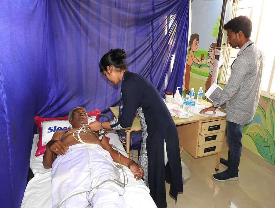 ಹೊಸಪೇಟೆಯ ರೋಟರಿ ಕ್ಲಬ್ನಲ್ಲಿ ಆಯೋಜಿಸಿದ್ದ ಉಚಿತ ಶಿಬಿರದಲ್ಲಿ ಜನ ಹೃದಯ ತಪಾಸಣೆ ಮಾಡಿಸಿಕೊಂಡರು