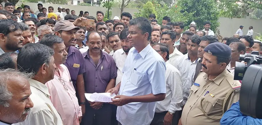 ಬೆಳಗಾವಿಯಲ್ಲಿ ರಾಜ್ಯ ಸಾರಿಗೆ ಸಂಸ್ಥೆಯವರು ತಮ್ಮನ್ನು ಸರ್ಕಾರಿ ನೌಕರರೆಂದು ಪರಿಗಣಿಸುವಂತೆ ಒತ್ತಾಯಿಸಿ ಅರಣ್ಯ ಸಚಿವ ಸತೀಶ ಜಾರಕಿಹೊಳಿ ಅವರಿಗೆ ಭಾನುವಾರ ಮನವಿ ಸಲ್ಲಿಸಿದರು
