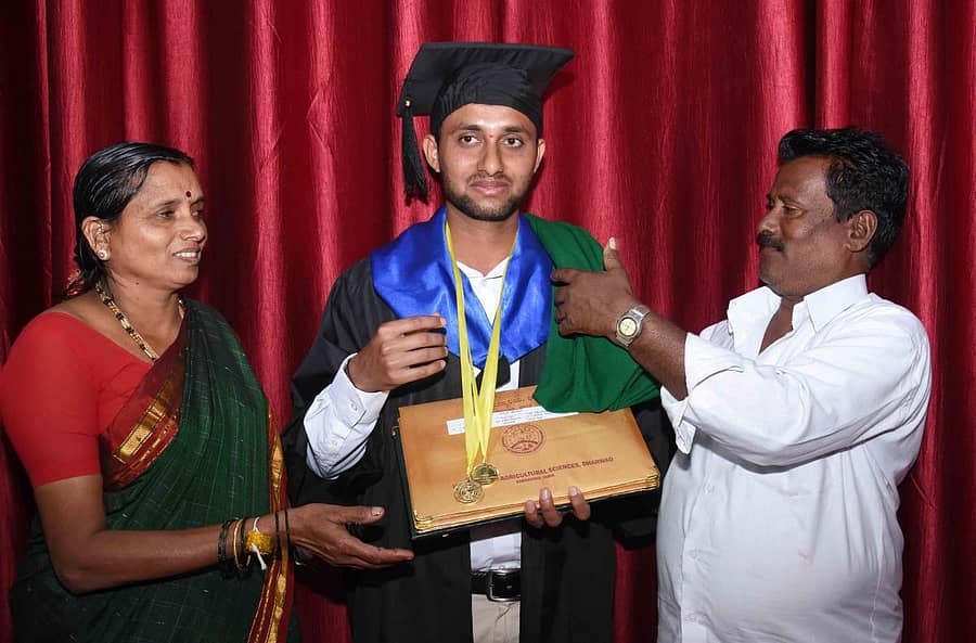 ಸಿದ್ದು ಚಿಂದಿ ಅವರ ಪೋಷಕರು ಹಸಿರು ಶಾಲು ಹೊದಿಸಿ ಅಭಿನಂದಿಸಿದರು