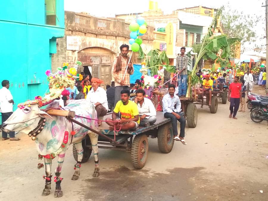 ಕಾರ್‌ ಹುಣ್ಣಿಮೆ ಪ್ರಯುಕ್ತ ಸೋಮವಾರ ಸಂಜೆ ಹೊಸಪೇಟೆಯಲ್ಲಿ ಎತ್ತಿನ ಬಂಡಿಗಳ ಮೆರವಣಿಗೆ ಮಾಡಲಾಯಿತು