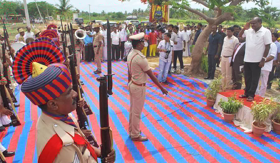 ಇಗ್ಗಲೂರು ಬ್ಯಾರೇಜ್ ಬಳಿ ಸೋಮವಾರ ಮುಖ್ಯಮಂತ್ರಿ ಎಚ್.ಡಿ. ಕುಮಾರಸ್ವಾಮಿ ಪೊಲೀಸರಿಂದ ಗೌರವ ರಕ್ಷೆ ಸ್ವೀಕರಿಸಿದರು