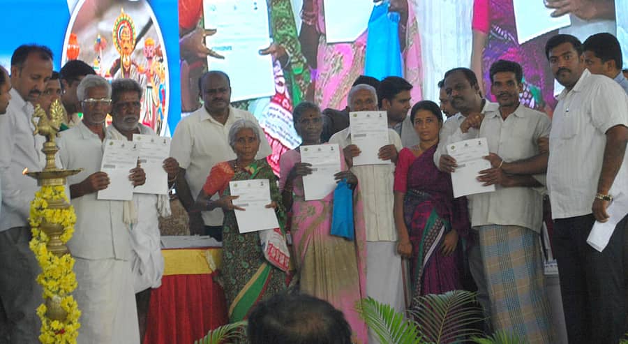 ಅಕ್ಕೂರು ಸರ್ಕಾರಿ ಶಾಲೆ ಆವರಣದಲ್ಲಿ ಸೋಮವಾರ ನಡೆದ ಜನತಾ ದರ್ಶನ ಕಾರ್ಯಕ್ರಮದಲ್ಲಿ ಮುಖ್ಯಮಂತ್ರಿ ಎಚ್.ಡಿ. ಕುಮಾರಸ್ವಾಮಿ ವಿವಿಧ ಯೋಜನೆಗಳ ಫಲಾನುಭವಿಗಳಿಗೆ ಪ್ರಮಾಣಪತ್ರ ವಿತರಿಸಿದರು