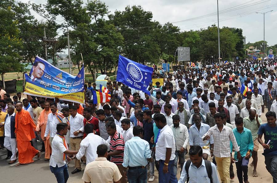 ಕಬ್ಬೆಕಟ್ಟೆ ದೇವಸ್ಥಾನದಲ್ಲಿ ನಡೆದ ಘಟನೆಯನ್ನು ಖಂಡಿಸಿ ಮಂಗಳವಾರ ಗುಂಡ್ಲುಪೇಟೆಯಲ್ಲಿ ಕಾಲ್ನಡಿಗೆ ಜಾಥಾ ನಡೆಯಿತು