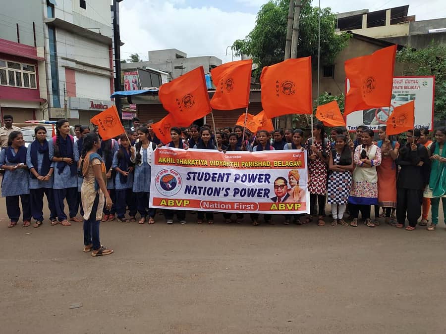 ಬೆಳಗಾವಿಯಲ್ಲಿ ಎಬಿವಿಪಿ ಕಾರ್ಯಕರ್ತರು ಎಲ್ಲ ವಿದ್ಯಾರ್ಥಿಗಳಿಗೂ ಉಚಿತವಾಗಿ ಬಸ್ಪಾಸ್ ವಿತರಿಸುವಂತೆ ಆಗ್ರಹಿಸಿ ಮಂಗಳವಾರ ಪ್ರತಿಭಟನೆ ನಡೆಸಿದರು