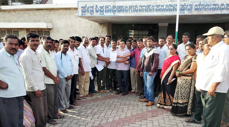 ವರ್ಗಾವಣೆ ಕರಡು ನಿಯಮಗಳನ್ನು ಬದಲಾವಣೆ ಮಾಡುವಂತೆ ಒತ್ತಾಯಿಸಿ ರಾಜ್ಯ ಪ್ರಾಥಮಿಕ ಶಾಲಾ ಶಿಕ್ಷಕರ ಸಂಘದವರು ಬಿಇಒ ಸಿ.ಎಂ. ನೇಮಗೌಡ ಅವರಿಗೆ ಮನವಿ ಸಲ್ಲಿಸಿದರು