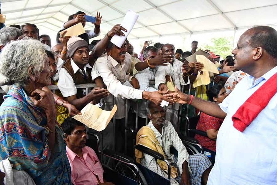 ಬೇವೂರು ಗ್ರಾಮದಲ್ಲಿ ಮಂಗಳವಾರ ನಡೆದ ಜನತಾ ದರ್ಶನದ ವೇಳೆ ಮುಖ್ಯಮಂತ್ರಿ ಎಚ್.ಡಿ. ಕುಮಾರಸ್ವಾಮಿ ಅವರಿಗೆ ಮನವಿ ನೀಡಲು ಮುಗಿಬಿದ್ದ ಸಾರ್ವಜನಿಕರು