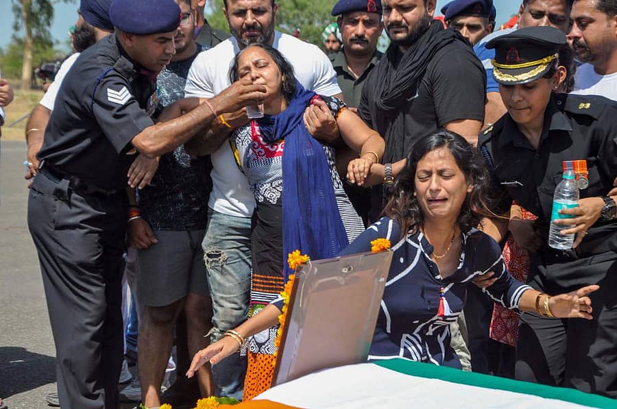 ಕೇತನ್ ಶರ್ಮಾ ಅವರ ಮೃತದೇಹದ ಮುಂದೆ ಪತ್ನಿ ಹಾಗೂ ತಾಯಿ ರೋದಿಸಿದರು –ಪಿಟಿಐ ಚಿತ್ರ