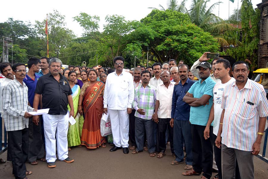 ಸರ್ಕಾರಿ ಶಾಲೆಗಳ ಶಿಕ್ಷಕರ ಕಡ್ಡಾಯ ವರ್ಗಾವಣೆ ನಿಯಮವನ್ನು ಕೈಬಿಡುವಂತೆ ಒತ್ತಾಯಿಸಿ ಬೆಳಗಾವಿಯ ಖಾಸಬಾಗದ ಸರ್ಕಾರಿ ಶಾಲೆ ನಂ.3ರ ಎಸ್‌ಡಿಎಂಸಿ ಸದಸ್ಯರು ಹಾಗೂ ಪಾಲಕರು ಜಿಲ್ಲಾಧಿಕಾರಿ ಕಚೇರಿ ಆವರಣದಲ್ಲಿ ಶುಕ್ರವಾರ ಪ್ರತಿಭಟನೆ ಮಾಡಿದರು