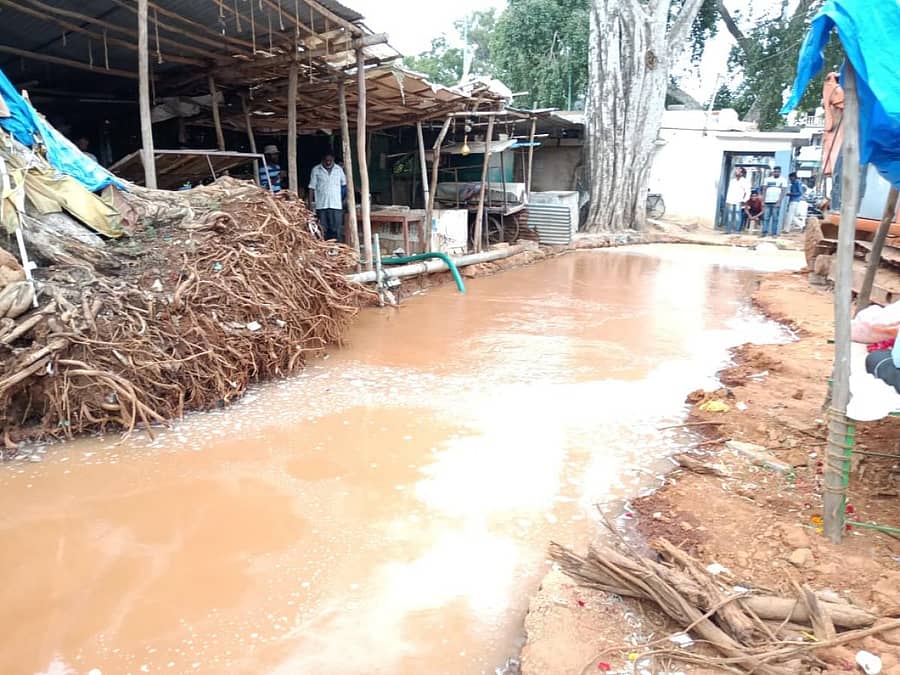 ಎಂ.ಜಿ.ರಸ್ತೆಯಲ್ಲಿ ಶುಕ್ರವಾರ ಪೋಲಾಗಿ ಹರಿದ ನೀರು