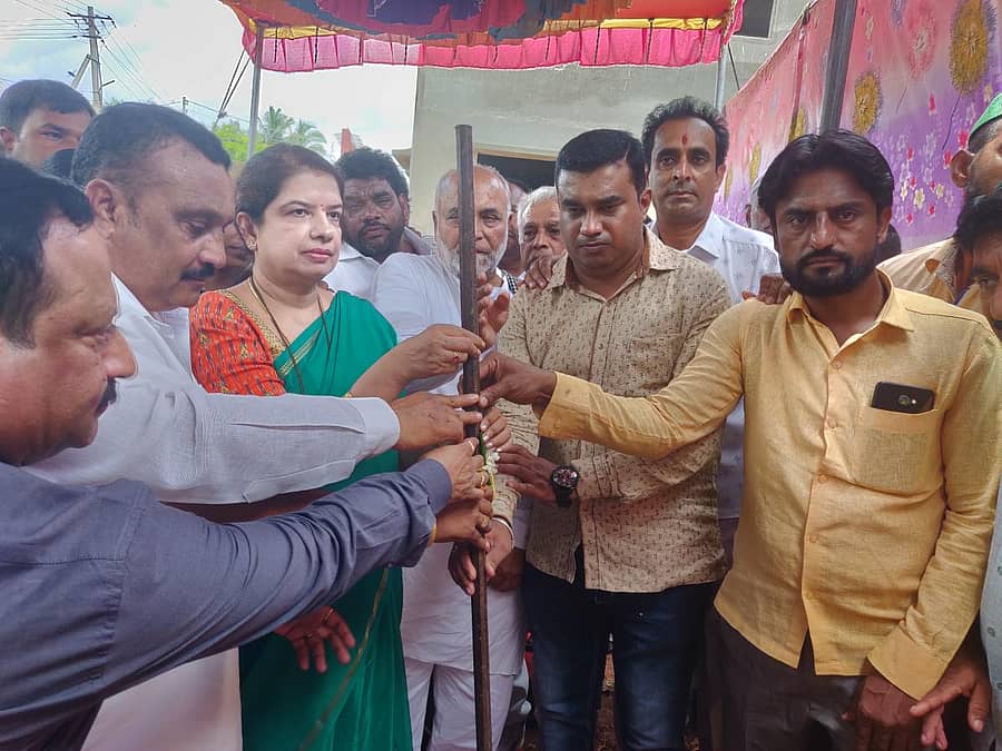 ಬೀಡಿ ಕಾರ್ಮಿಕರ ಕಾಲೊನಿಯಲ್ಲಿ ವಿವಿಧ ಅಭಿವೃದ್ಧಿ ಕಾಮಗಾರಿಗೆ ಶಾಸಕಿ ಅನಿತಾ ಕುಮಾರಸ್ವಾಮಿ ಸೋಮವಾರ ಭೂಮಿಪೂಜೆ ನೆರವೇರಿಸಿದರು