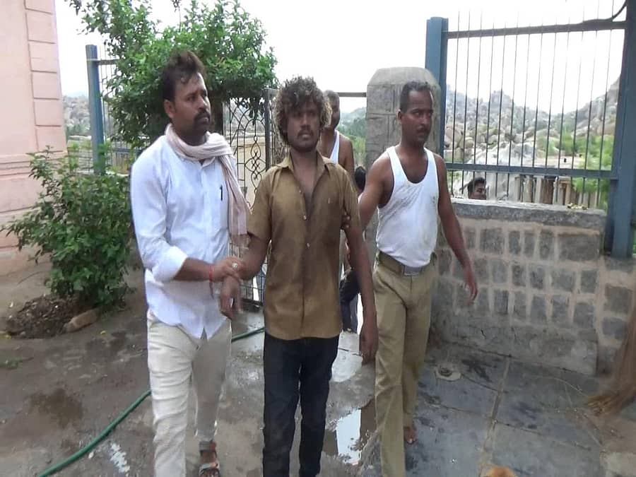 ದೇವೇಂದ್ರಪ್ಪನನ್ನು (ಮಧ್ಯದಲ್ಲಿರುವ ಯುವಕ) ರಕ್ಷಿಸಿದ ಪೊಲೀಸ್‌, ಅಗ್ನಿಶಾಮಕ ಸಿಬ್ಬಂದಿ