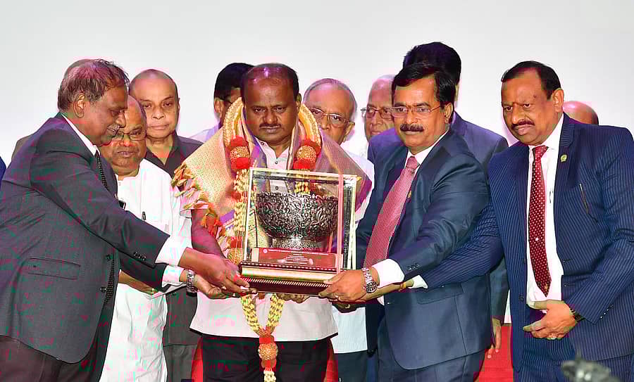 ಮುಖ್ಯಮಂತ್ರಿ ಎಚ್.ಡಿ.ಕುಮಾರಸ್ವಾಮಿ ಅವರನ್ನು ಎಫ್ಕೆಸಿಸಿಐ ವತಿಯಿಂದ ಸನ್ಮಾನಿಸಲಾಯಿತು. ಸಂಸ್ಥೆಯ ನಿಯೋಜಿತ ಅಧ್ಯಕ್ಷ ಸಿ.ಆರ್.ಜನಾರ್ದನ್, ಕೆ.ಸಿ.ಕೊಂಡಯ್ಯ, ಸಂಸ್ಥೆಯ ಅಧ್ಯಕ್ಷ ಸುಧಾಕರ್ ಎಸ್.ಶೆಟ್ಟಿ, ನಿಯೋಜಿತ ಉಪಾಧ್ಯಕ್ಷ ಪರಿಕ್ಕಲ್ ಎಂ. ಸುಂದರ್ ಮತ್ತು ಇತರರು ಇದ್ದಾರೆ –ಪ್ರಜಾವಾಣಿ ಚಿತ್ರ