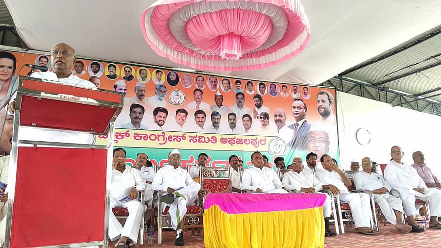 ಅಫಜಲಪುರದಲ್ಲಿ ಮಂಗಳವಾರ ಅಭಿನಂದನಾ ಸಭೆಯಲ್ಲಿ ಮಾಜಿ ಸಂಸದ ಮಲ್ಲಿಕಾರ್ಜುನ ಖರ್ಗೆ ಮಾತನಾಡಿದರು. ಶಾಸಕ ಎಂ.ವೈ.ಪಾಟೀಲ ಮತ್ತಿತರರು ಇದ್ದರು