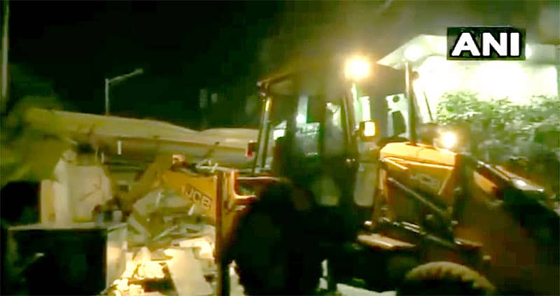 ಕಟ್ಟಡವನ್ನು ಜೆಸಿಬಿ ಯಂತ್ರದಿಂದ ನೆಲಸಮ ಮಾಡಲಾಗುತ್ತಿದೆ. ಚಿತ್ರ: ಎಎನ್‌ಐ ಟ್ವೀಟ್‌