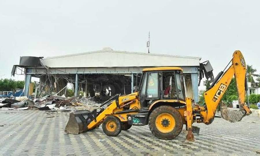 ಚಂದ್ರಬಾಬು ನಾಯ್ಡು ಅವರ ಅಧಿಕಾರಾವಧಿಯಲ್ಲಿ ನಿರ್ಮಿಸಲಾಗಿದ್ದ ‘ಪ್ರಜಾ ವೇದಿಕೆ’ ಕಟ್ಟಡವನ್ನು ಬುಧವಾರ ನೆಲಸಮಗೊಳಿಸಲಾಯಿತು