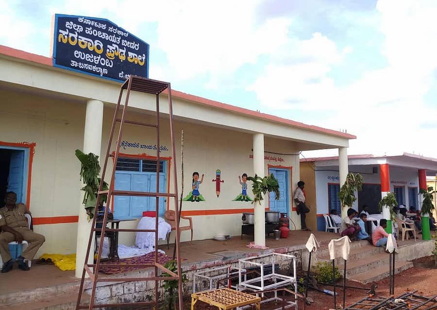 ಬಸವಕಲ್ಯಾಣ ತಾಲ್ಲೂಕಿನ ಉಜಳಂಬ ಗ್ರಾಮದ ಸರ್ಕಾರಿ ಪ್ರೌಢ ಶಾಲೆಗೆ ಸುಣ್ಣಬಣ್ಣ ಬಳಿದು ಕಂಬಕ್ಕೆ ಬಾಳೆ ಹಾಗೂ ಮಾವಿನ ಎಲೆ ಕಟ್ಟಲಾಗಿದೆ