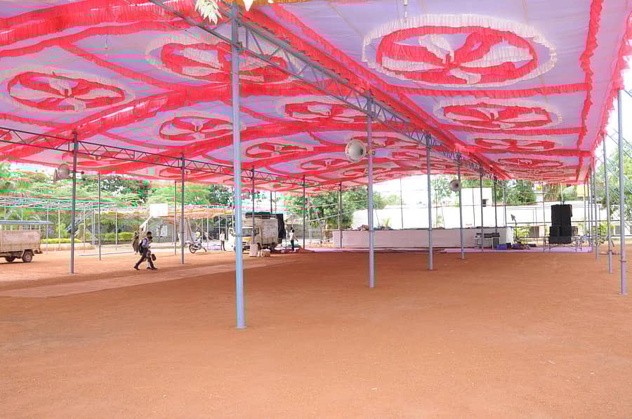 ಗೋಕಾಕದ ಕೆಎಲ್ಇ ಎಂ.ಬಿ. ಮುನವಳ್ಳಿ ಇಂಗ್ಲಿಷ್ ಮಾಧ್ಯಮ ಶಾಲೆ ಆವರಣದಲ್ಲಿ ಜಿಲ್ಲಾ 13ನೇ ಕನ್ನಡ ಸಾಹಿತ್ಯ ಸಮ್ಮೇಳನಕ್ಕಾಗಿ ವೇದಿಕೆ ಸಜ್ಜುಗೊಳಿಸುವ ಕಾರ್ಯ ಗುರುವಾರ ನಡೆಯಿತು