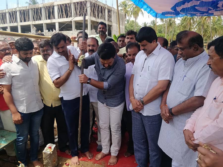 ಬಿಜೆಪಿ ಜಿಲ್ಲಾ ಕಚೇರಿ ನಿರ್ಮಾಣ ಕಾಮಗಾರಿಗೆ ಬಿ.ವೈ. ವಿಜಯೇಂದ್ರ ಗುರುವಾರ ಭೂಮಿಪೂಜೆ ನೆರವೇರಿಸಿದರು. ಸಿ.ಪಿ. ಯೋಗೇಶ್ವರ್, ಎಂ. ನಾಗರಾಜು ಹಾಗೂ ಎಂ. ರುದ್ರೇಶ್ ಇದ್ದರು