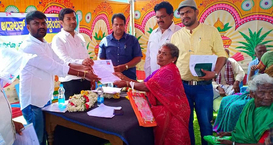 ಮೇಲುಕೋಟೆ ಗ್ರಾಮ ಪಂಚಾಯಿತಿ ಆವರಣದಲ್ಲಿ ನಡೆದ ಪಿಂಚಣಿ ಅದಾಲತ್ನಲ್ಲಿ ತಹಶೀಲ್ದಾರ್ ಪ್ರಮೋದ್ ಪಾಟೀಲ ಫಲಾನುಭವಿಗಳಿಗೆ ಮಾಸಾಶನ ಮಂಜೂರಾತಿ ಆದೇಶ ಪತ್ರ ವಿತರಿಸಿದರು. ಗ್ರಾ.ಪಂ ಅಧ್ಯಕ್ಷ ಅವ್ವ ಗಂಗಾಧರ್ ಇದ್ದಾರೆ