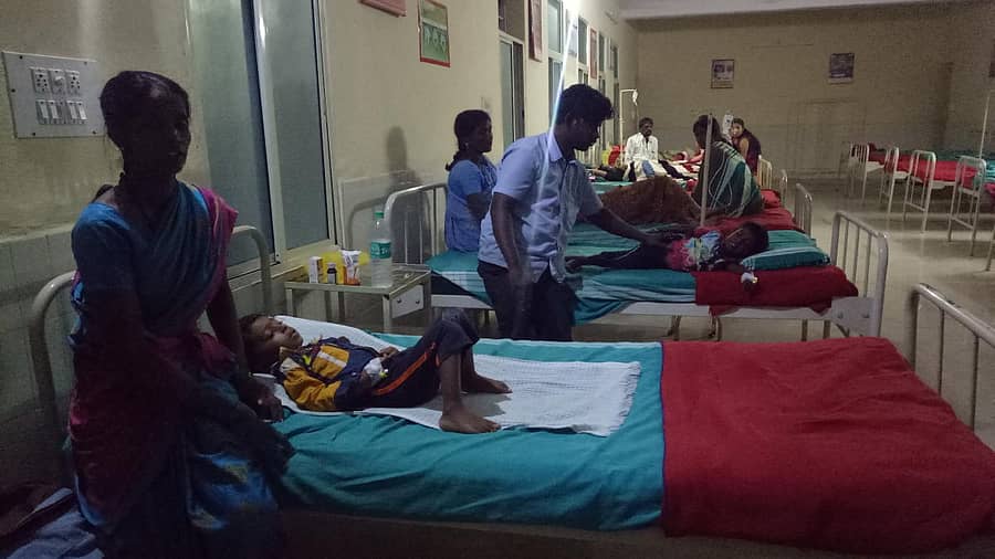 ಅಸ್ವಸ್ಥ ಮಕ್ಕಳು ಮಧುಗಿರಿ ಸಾರ್ವಜನಿಕ ಆಸ್ಪತ್ರೆಯಲ್ಲಿ ಚಿಕಿತ್ಸೆ ಪಡೆಯುತ್ತಿದ್ದಾರೆ.