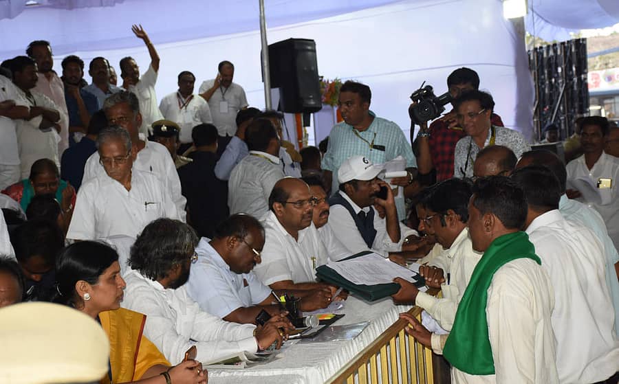 ಬಸವಕಲ್ಯಾಣ ತಾಲ್ಲೂಕಿನ ಉಜಳಂಬದಲ್ಲಿ ಮುಖ್ಯಮಂತ್ರಿ ಎಚ್.ಡಿ. ಕುಮಾರಸ್ವಾಮಿ ಗುರುವಾರ ಜನತಾ ದರ್ಶನ ನಡೆಸಿ ಜನರ ಸಮಸ್ಯೆಗಳನ್ನು ಆಲಿಸಿದರು. ಗೀತಾ ಚಿದ್ರಿ, ಈಶ್ವರ ಖಂಡ್ರೆ, ಬಂಡೆಪ್ಪ ಕಾಶೆಂಪೂರ, ರಾಜಶೇಖರ ಪಾಟೀಲ, ರಹೀಂಖಾನ್ ಇದ್ದರು