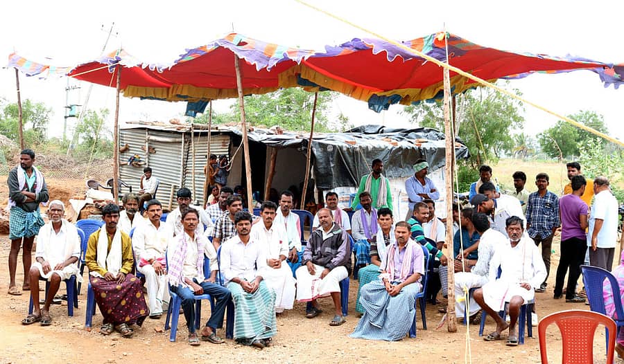 ಯೋಧ ತಿಪ್ಪನಹಳ್ಳಿ ಬಸವರಾಜ್ ಮನೆ ಎದುರು ಸೇರಿದ್ದ ಸಂಬಂದಿ ಹಾಗೂ ಗೆಳೆಯರು.