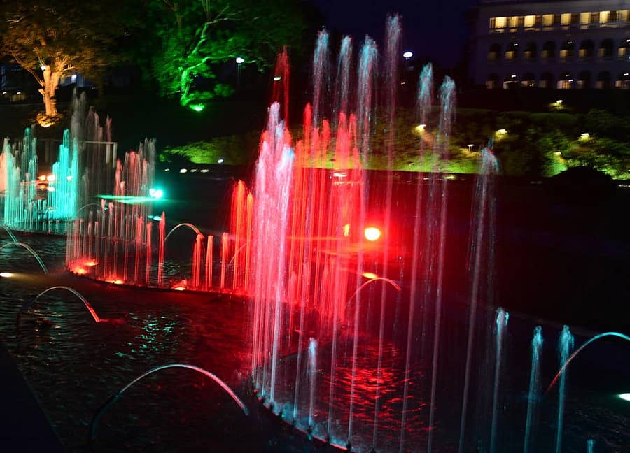 ಕೆಆರ್ಎಸ್ ಬೃಂದಾವನ ಉದ್ಯಾನದ ಪ್ರಮುಖ ಆಕರ್ಷಣೆಯಾಗಿರುವ ಸಂಗೀತ ಕಾರಂಜಿ