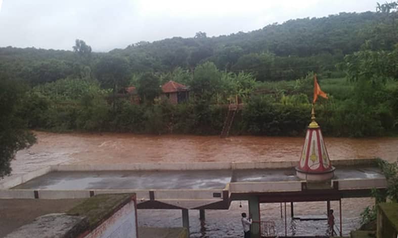 ಬೆಳಗಾವಿ ಜಿಲ್ಲೆ ಖಾನಾಪುರ ತಾಲ್ಲೂಕಿನ ಜಾಂಬೋಟಿ ಅರಣ್ಯದಲ್ಲಿರುವ ಹಬ್ಬನಹಟ್ಟಿ ಆಂಜನೇಯ ದೇವಾಲಯದ ಬಳಿ ಮಲಪ್ರಭಾ ನದಿ ಮೈದುಂಬಿ ಹರಿಯುತ್ತಿದೆ.