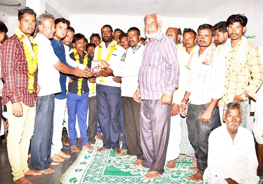 ಬಬಲೇಶ್ವರ ಸಮೀಪದ ಡೋಣಿ ನದಿ ಪ್ರವಾಹದಲ್ಲಿ ಸಿಲುಕಿದ್ದ ಐದು ಜನರನ್ನು ರಕ್ಷಿಸಿದ ಯುವಕರನ್ನು ಈಚೆಗ ಸನ್ಮಾನಿಸಲಾಯಿತು